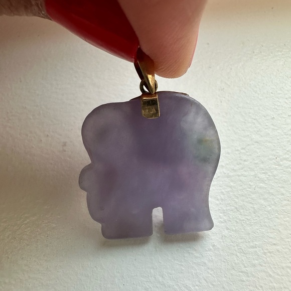 14K Yellow Gold and Lavender Jade Elephant Pendant - Picture 4 of 6